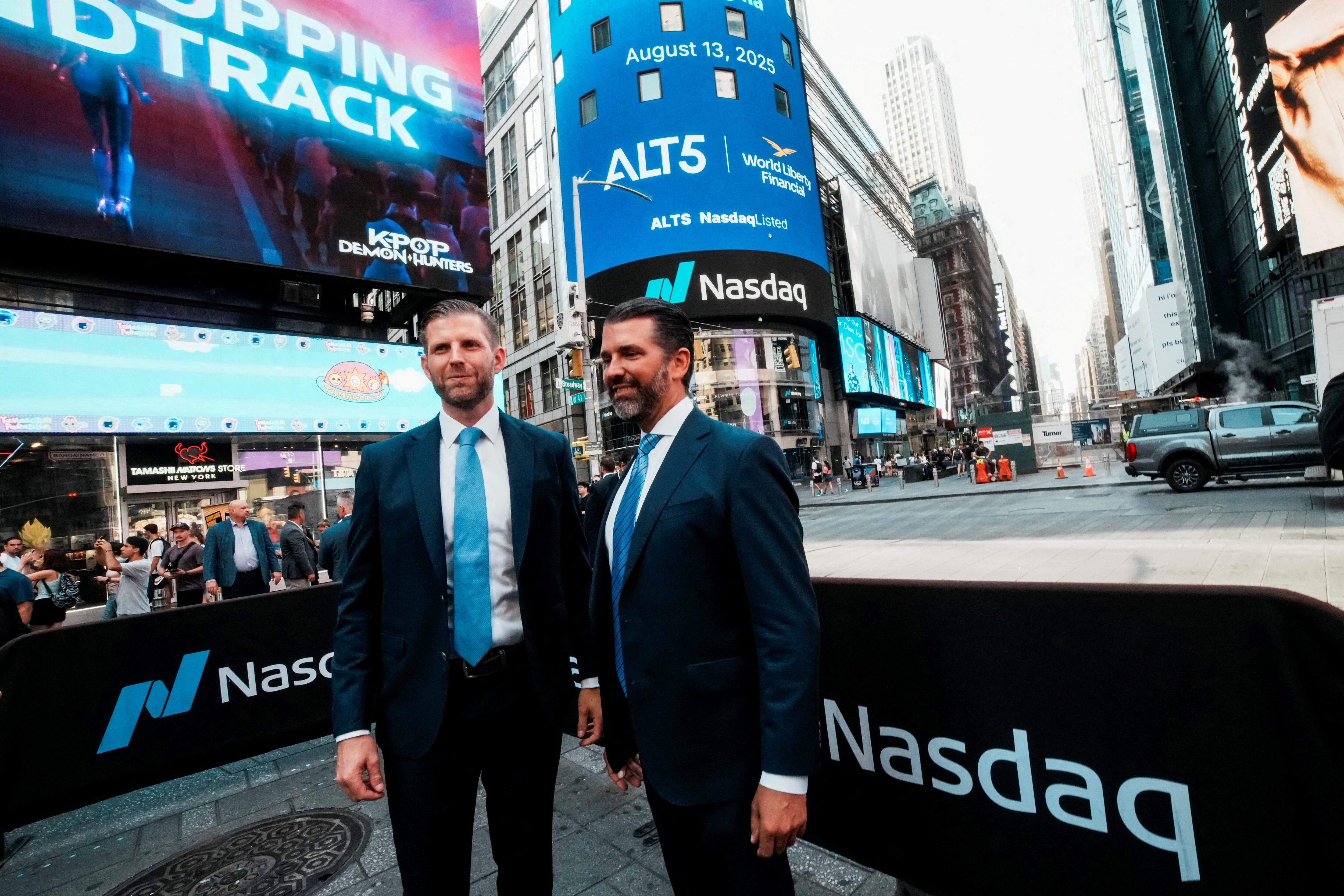 Donald Trump Jr. y Eric Trump, frente al edificio del Nasdaq, el 13 de agosto de 2025.