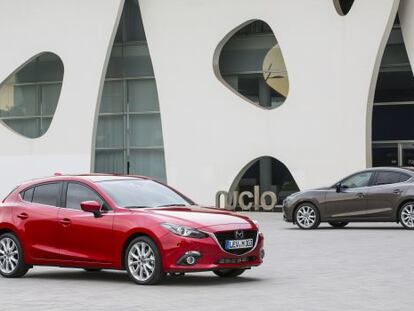 El Mazda 3 se vende con carrocer&iacute;as de 5 puertas (delante) y cuatro o puertas o SportSedan (detr&aacute;s).