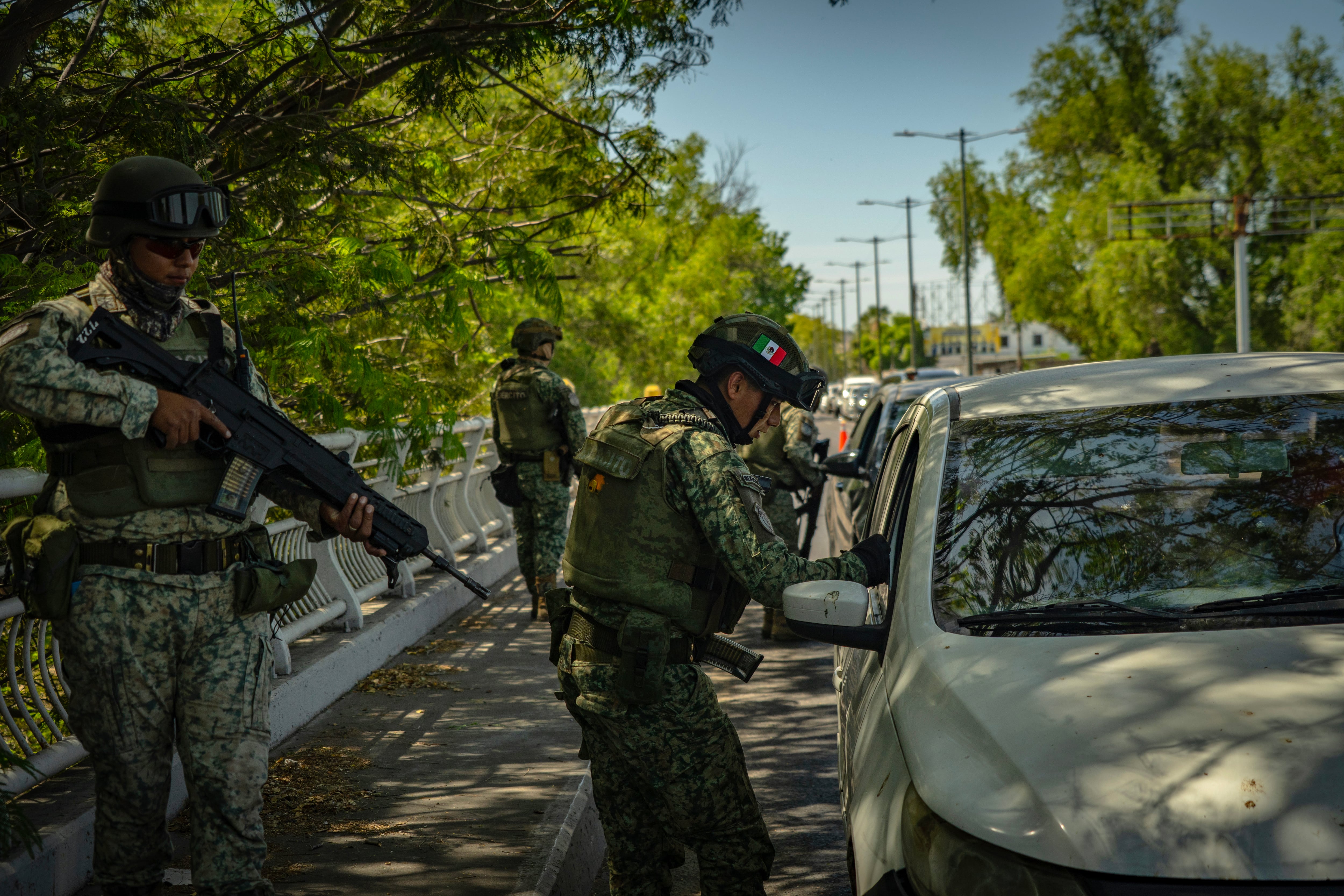 Elementos del ejército mexicano realizan un operativo de seguridad en Culiacán, el 1 de mayo.