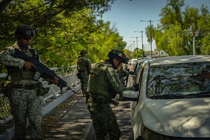 Elementos del ejército mexicano realizan un operativo de seguridad en un retén instalado en Culiacán, Sinaloa, el 1 de mayo de 2026