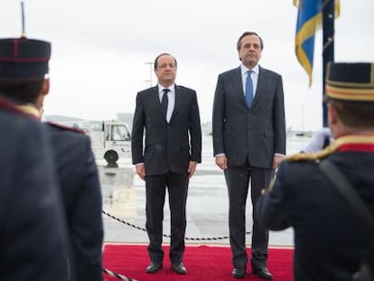 Hollande y el primer ministro griego Samaras, al inicio de la visita del presidente francés a Atenas.