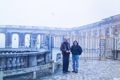 Verónica, junto a su padre en el Palacio Real de Madrid en el año 2001, en una imagen cedida.