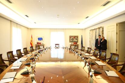 Torra y Sánchez hablan frente la mesa de reuniones durante la visita del president de la Generalitat al Palacio de la Moncloa. 