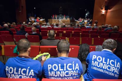 Compañeros de Mario M. del B., en el pleno municipal de Alcorcón del pasado marzo.