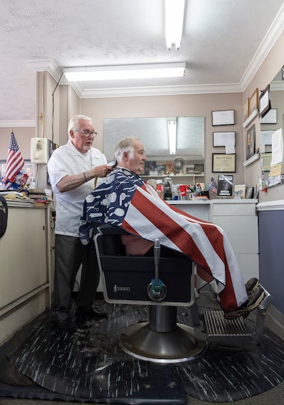 Un hombre se corta el pelo en una barbería en el condado de Maricopa, Phoenix (Arizona), el 24 de octubre. 