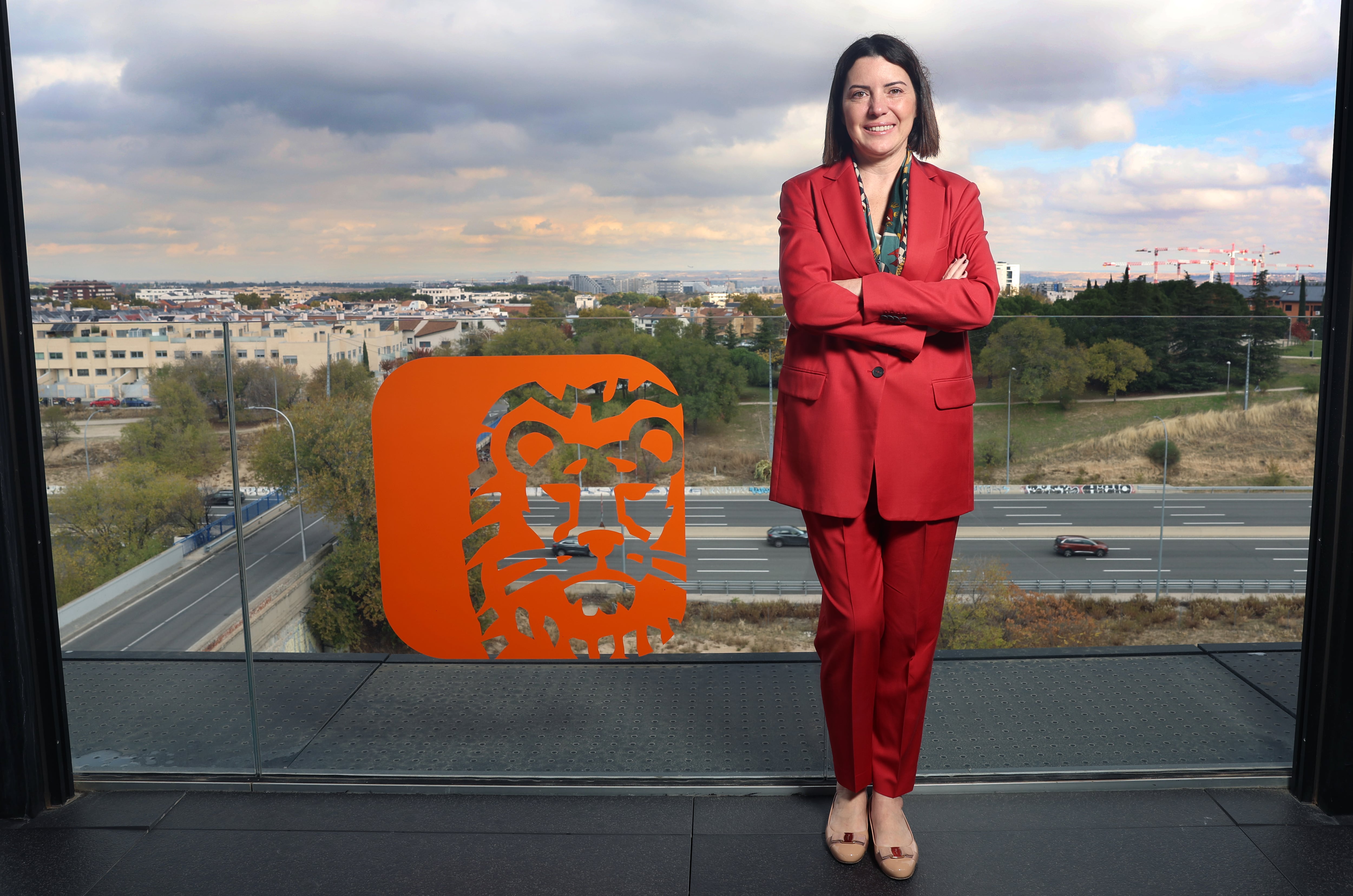 Pinar Abay posa en la sede de la compañía en Madrid. 