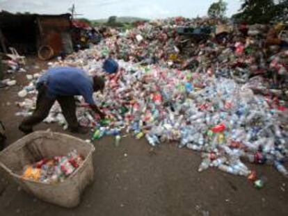En la imagen, un hombre recolecta botellas de refrescos en el basurero municipal de la Chureca, en Managua (Nicaragua). EFE/Archivo