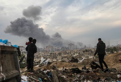 A large column of smoke rose over Gaza City on January 4, following an Israeli army attack.