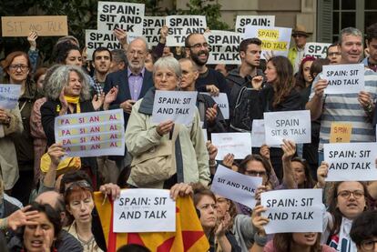 Concentració davant de la Delegació del Govern espanyol, aquest dilluns.