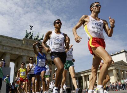 Paquillo Fernández y Eder Sánchez pasan frente a la Puerta de Brandenburgo, ayer durante la final de 20 kilómetros marcha.