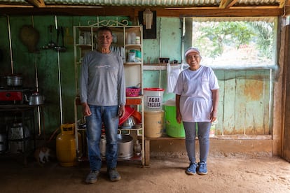 Hilarión Roncal y Esther Arteaga posan en su casa, en la comunidad de Bolívar. Ellos, como la mayoría de familias, se dedican al cultivo de café y cacao. Además de abastecer de agua limpia a las comunidades, el proyecto les ha ayudado a ordenar sus viviendas. Esther destaca el cambio que ha supuesto reordenar los espacios de su hogar: “Antes compartíamos salón, cocina y era todo un poco caos… Ahora hemos aprendido a separar espacios y a mantener limpia la vivienda. Hemos cambiado nuestra forma de vida”.