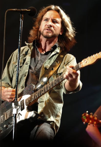 El cantante de Pearl Jam, Eddie Vedder,  durante su actuación ayer noche en el Palacio de Deportes de Madrid.