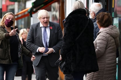 El primer ministro británico, Boris Johnson, llega a un centro de vacunación de la covid en Sidcup (sureste de Londres), este viernes.