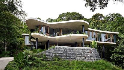Vista frontal de la casa. En la planta inferior se encuentra el garaje. En la superior, el salón, la terraza y la cocina.
