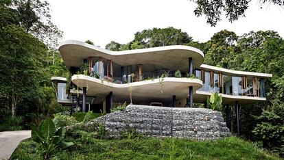 Vista frontal de la casa. En la planta inferior se encuentra el garaje. En la superior, el salón, la terraza y la cocina. 