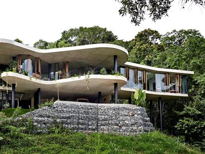 Vista frontal de la casa. En la planta inferior se encuentra el garaje. En la superior, el salón, la terraza y la cocina. 