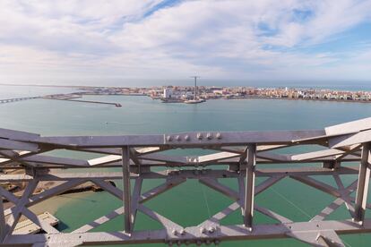 Vista desde la torre de la Cabezuela al pilón gemelo ubicado en Cádiz, en la zona de Puntales, donde fue construido en 1961. 