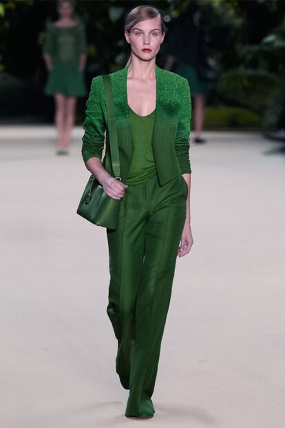 Aunque nos pueda parecer excesivo un traje entero verde, las pasarelas dicen lo contrario.