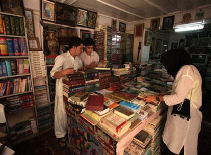 Asil Rashid y su ayudante en la librería Behzad, en Kabul