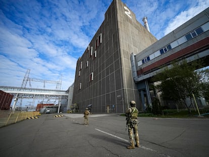 Tropas rusas vigilan las instalaciones de la central nuclear ucrania de Zaporiyia.