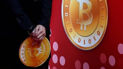 Un cliente en la primera sucursal de Bitcoin en Hong Kong