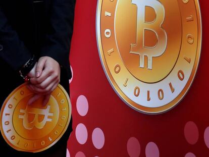 Un cliente en la primera sucursal de Bitcoin en Hong Kong