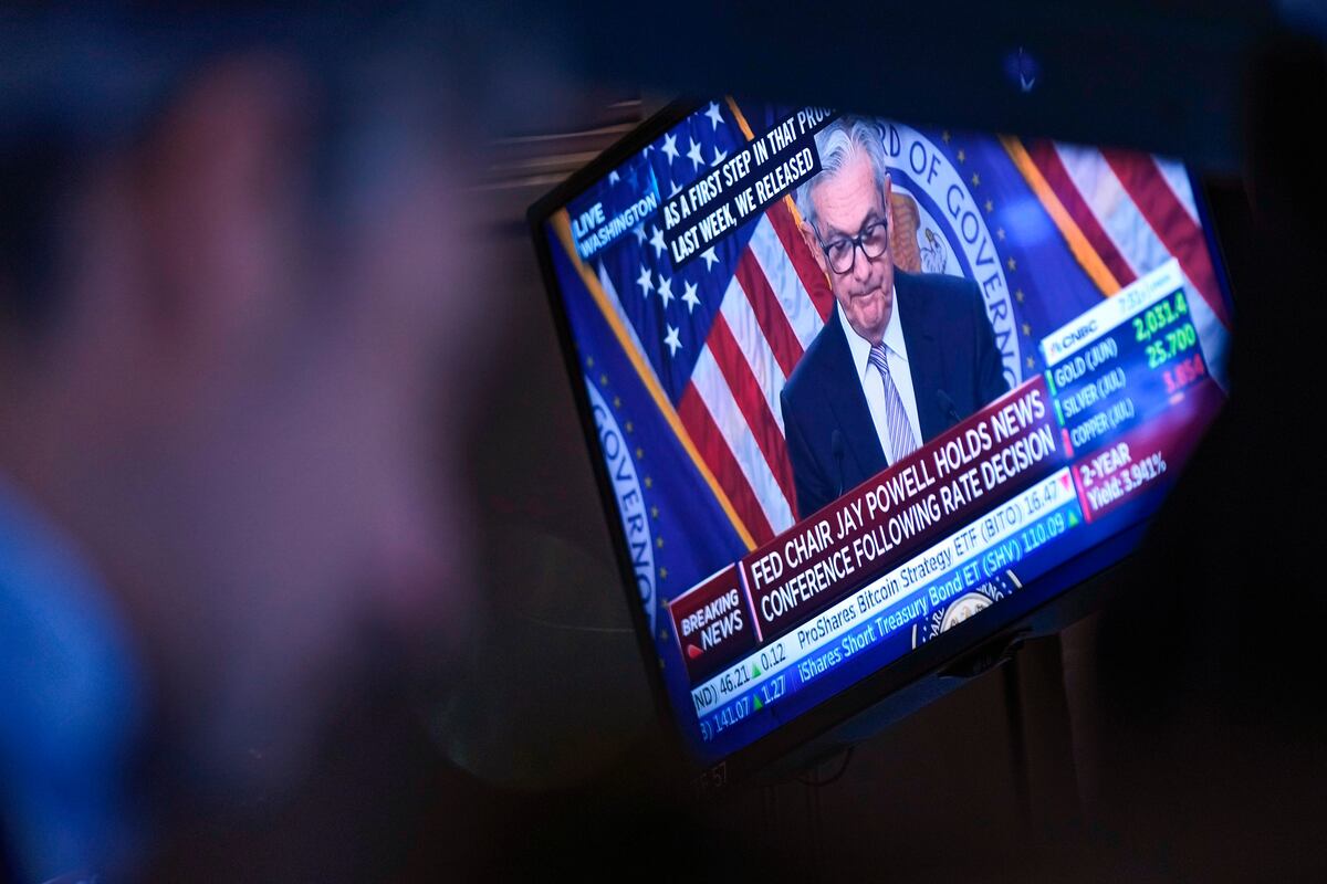 Fed keeps interest rates unchanged after 10 consecutive hikes | Economy ...