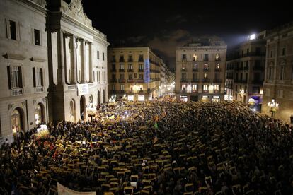 Manifestación para exigir la 'libertad de presos políticos' en la plaza de Sant Jaume, Barcelona.