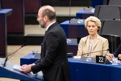 Ursula von der Leyen escuchaba el discurso de Manfred Weber en la Eurocámara el pasado 28 de febrero.