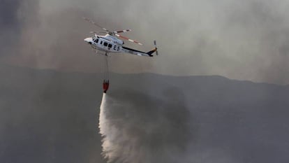 La tripulación de un helicóptero del Infoca vuelve esta mañana a la zona del incendio de Riotinto.
