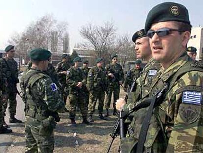 Soldados griegos del contingente europeo reciben instrucciones en unas instalaciones militares en Skopje.