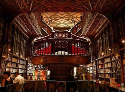 Escalera principal de la bella librería Lello de Oporto