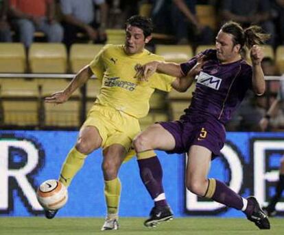 El delantero turco Nihat, en su primer partido oficial con la camiseta del Villarreal, pugna con un jugador esloveno.