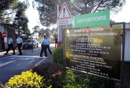 Miembros de la policía hacen guardia a la entrada del cementerio de Cornebarrieu, en los suburbios de Toulouse, donde fue enterrado el terrorista Mohamed Merah.