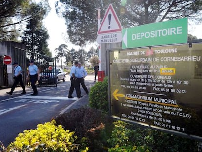 Miembros de la policía hacen guardia a la entrada del cementerio de Cornebarrieu, en los suburbios de Toulouse, donde fue enterrado el terrorista Mohamed Merah.