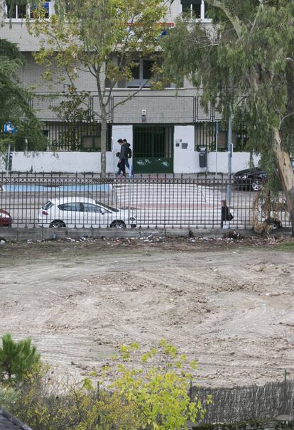 Solar en el que pretenden construir la gasolinera frente al Instituto Federico García Lorca en Las Rozas.