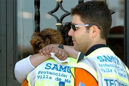 La madre de la víctima es atendida por miembros de Emergencias-Madrid.