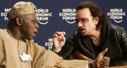 El presidente de Nigeria, Olusegun Obasanjo conversa con Bono, cantante de U2, durante una sesión del Foro Económico Mundial, en Davos ( Suiza).