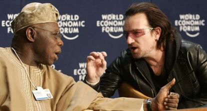 El presidente de Nigeria, Olusegun Obasanjo conversa con Bono, cantante de U2, durante una sesi&oacute;n del Foro Econ&oacute;mico Mundial, en Davos ( Suiza).