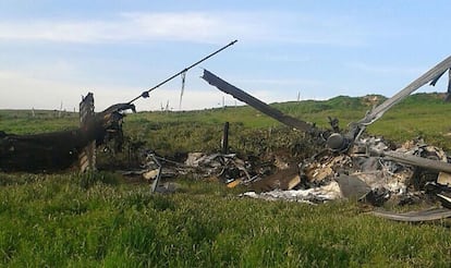 Imagen de un helic&oacute;ptero azerbaiyano derribado el fin de semana en el Alto Karabaj durante los choques con militares armenios.  