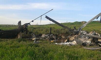 Imagen de un helicóptero azerbaiyano derribado el fin de semana en el Alto Karabaj durante los choques con militares armenios.