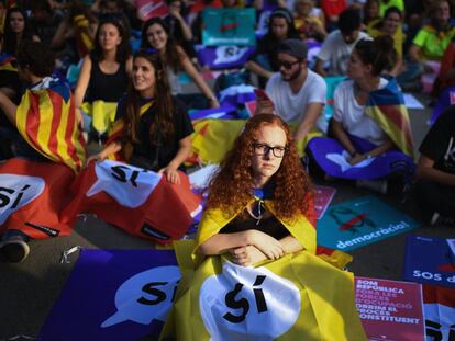 Manifestantes proindependentistas se concentran frente al Parlamento catal&aacute;n. 