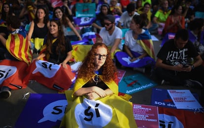 Manifestantes proindependentistas se concentran frente al Parlamento catal&aacute;n. 