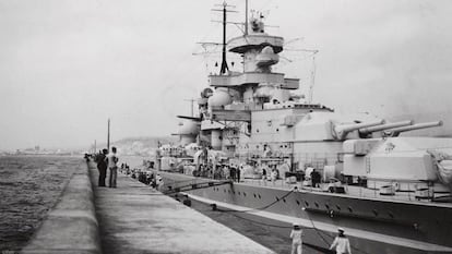 El crucero de batalla alemán Gneisenau fondeado en La Luz, el puerto de Las Palmas.