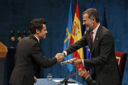 El Rey Felipe entrega al triatleta gallego Javier Gómez Noya (i) el Premio Princesa de Asturias de los Deportes 2016.