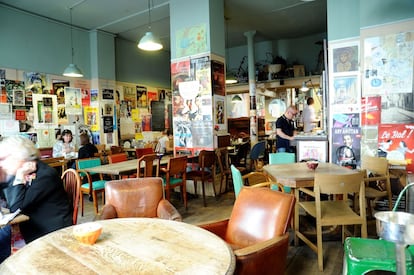 Más allá de sus clásicos cafés, en París encontramos un ambiente igualmente mágico junto al Canal de St. Martín, en locales como L’Atmosfere (madera, baldosas, atmósfera artística y buenos precios) o Le Loirs dans la Theiere (en la foto), maravilloso espacio lleno de juguetes retro, cómodos sofás y escenas de 'A través del espejo'. Sus decenas de tés acompañados de tartas saladas y postres tipo pudin aseguran una cola constante en la calle (sí, está de moda).