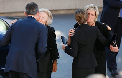 El rey Felipe VI y la reina Letizia saludan, respectivamente, a la reina Beatriz de Holanda y a la princesa Petra Lorenza, casada con el principe Constantino de Holanda.