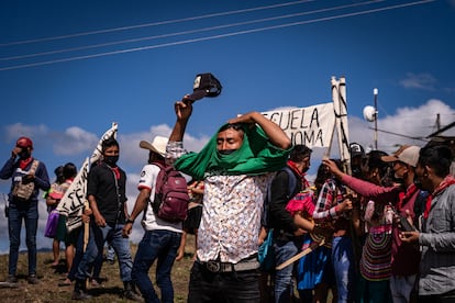 Un militante zapatista hace sonar una campana durante las celebraciones por el 30 aniversario del levantamiento zapatista. 