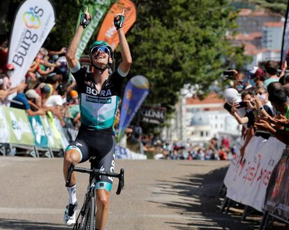 Comienza la Vuelta a Burgos. Desde este martes y hasta el 1 de agosto se disputa la competición, a la que regresan buena parte de las estrellas, después del parón del Covid-19. En la imagen, el ciclista austriaco Felix Grobschartner, del equipo Boraha, vencedor de la primera etapa.