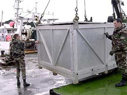Marines descargando contenedores